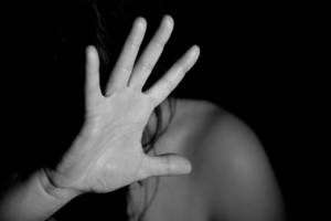 Femme mettant sa main devant son visage pour se protéger