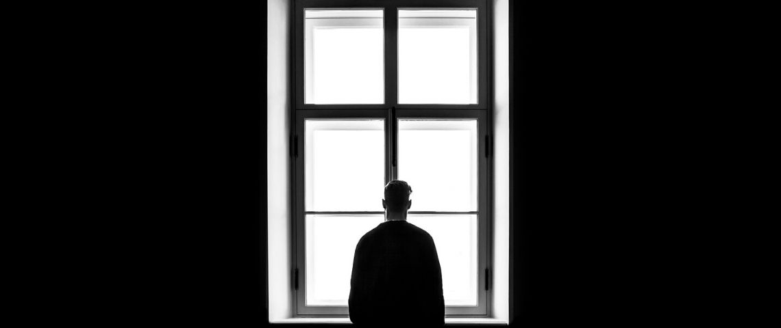 Carrefour met à l'honneur les célibataires avec le Single's Day Visule d'un homme seul devant une fenêtre regardant à l'horizon