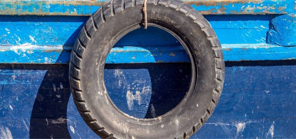 Photo d'un vieux pneu accroché à un bateau