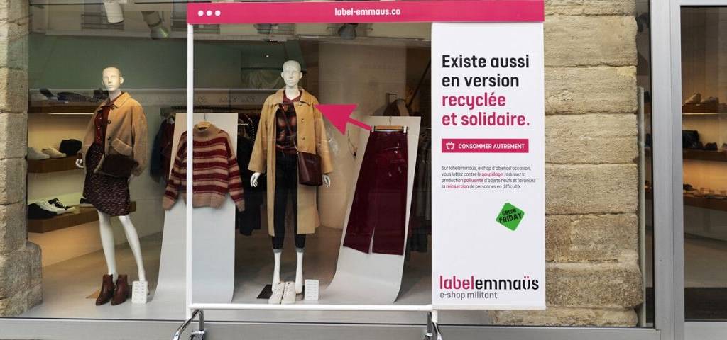 Capture d'écran de la campagne Emmaus : presentant un vêtement avec la mention  - Existe aussi en version recyclée et solidaire - 