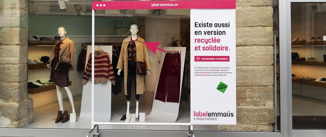 Emmaüs et Brainsonic font leur Hack Friday Capture d'écran de la campagne Emmaus : presentant un vêtement avec la mention  - Existe aussi en version recyclée et solidaire -