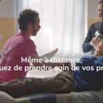 Homme assis sur un lit d'hopital en train de converser avec une femme agée pendant qu'elle se fait coiffer, le tout en riant