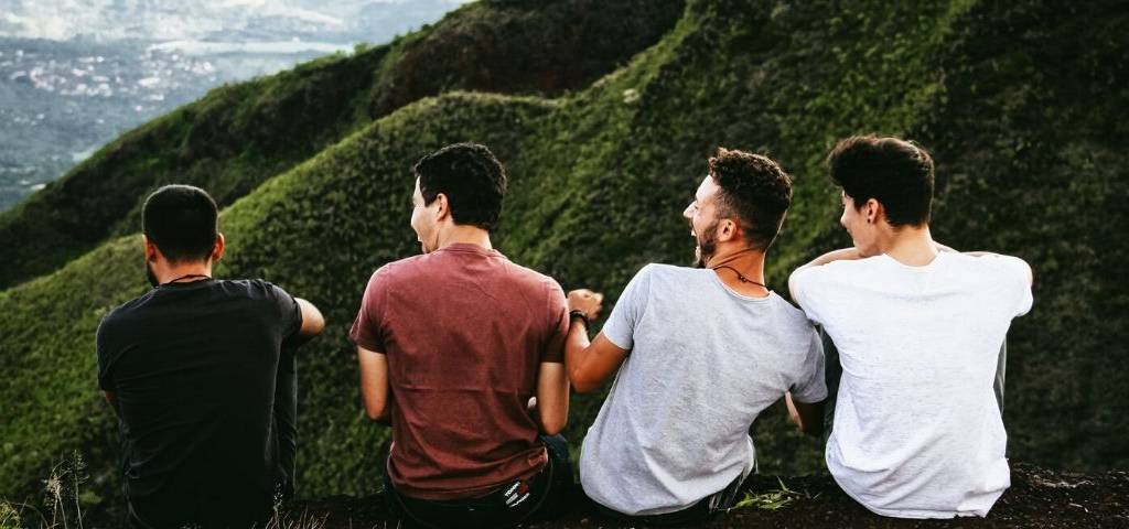 Photo de 4 hommes de dos en train de rire