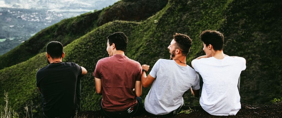 Jules repense le prêt-à-porter masculin avec une empreinte responsable Photo de 4 hommes de dos en train de rire