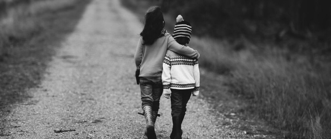 Journée mondiale de l’enfance et des 30 ans de la Convention relative aux droits de l’enfant, associations, ONG et collectifs engagés en France et à l’international s’associent au sein de la Dynamique « De la Convention aux Actes ! » 2 enfants de dos sur un chemin se tenant par l'épaule