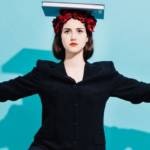 Visuel d'une femme en équilibre avec un livre sur la tête