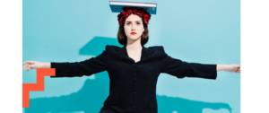 Visuel d'une femme en équilibre avec un livre sur la tête