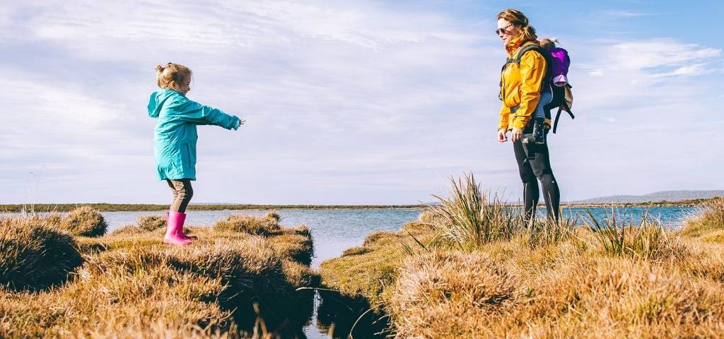 Photo d'une maman et de son enfant en bord de mer