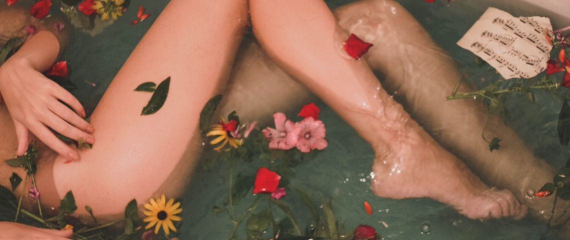 Le concept store Lush Fresh et Flowers réouvre ses portes à Paris Femme dans un bain avec des fleurs qui flottent