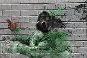 graffiti d'un homme se désagrégent et portant un masque à gat