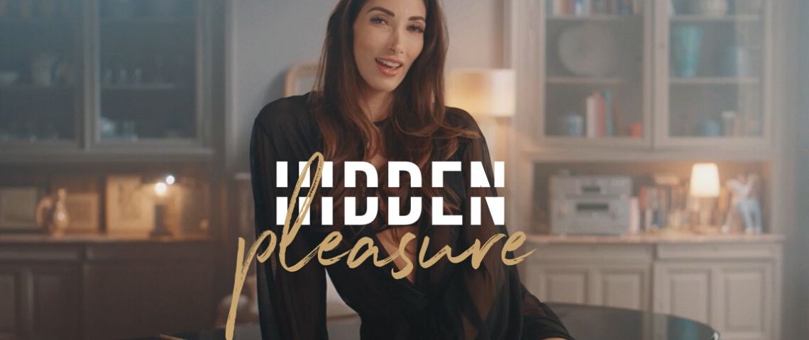 Marc Dorcel fête ses 40 ans avec une campagne communication coquine Femme en déshabillé noir sur un piano