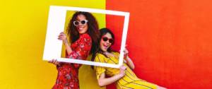 Deux femmes prennent la pause dans un cadre Instagram