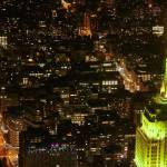 Empire state building de nuit illuminé en jaune