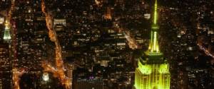 Empire state building de nuit illuminé en jaune