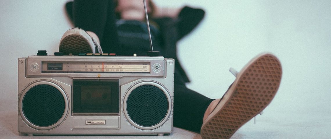 Webradio éditions lance Radio Territoria, la nouvelle webradio au service des territoires Visuel d'un ancien poste de radio, avec une jeune femme allongée qui a le pied dessus