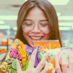 Une jeune femme tiens des bonbons dans sa main