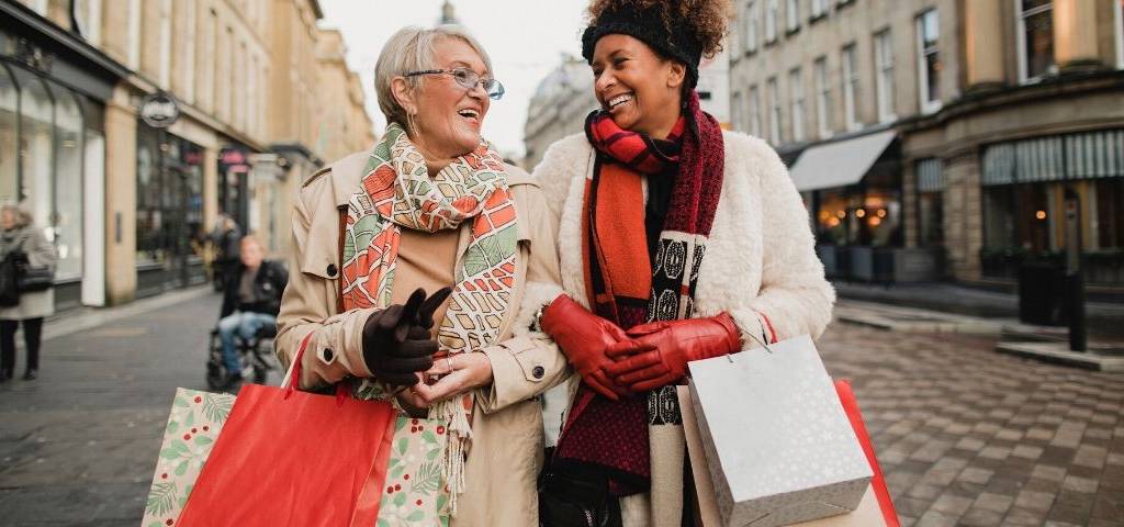 Deux femmes font du shopping