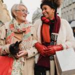 Deux femmes font du shopping