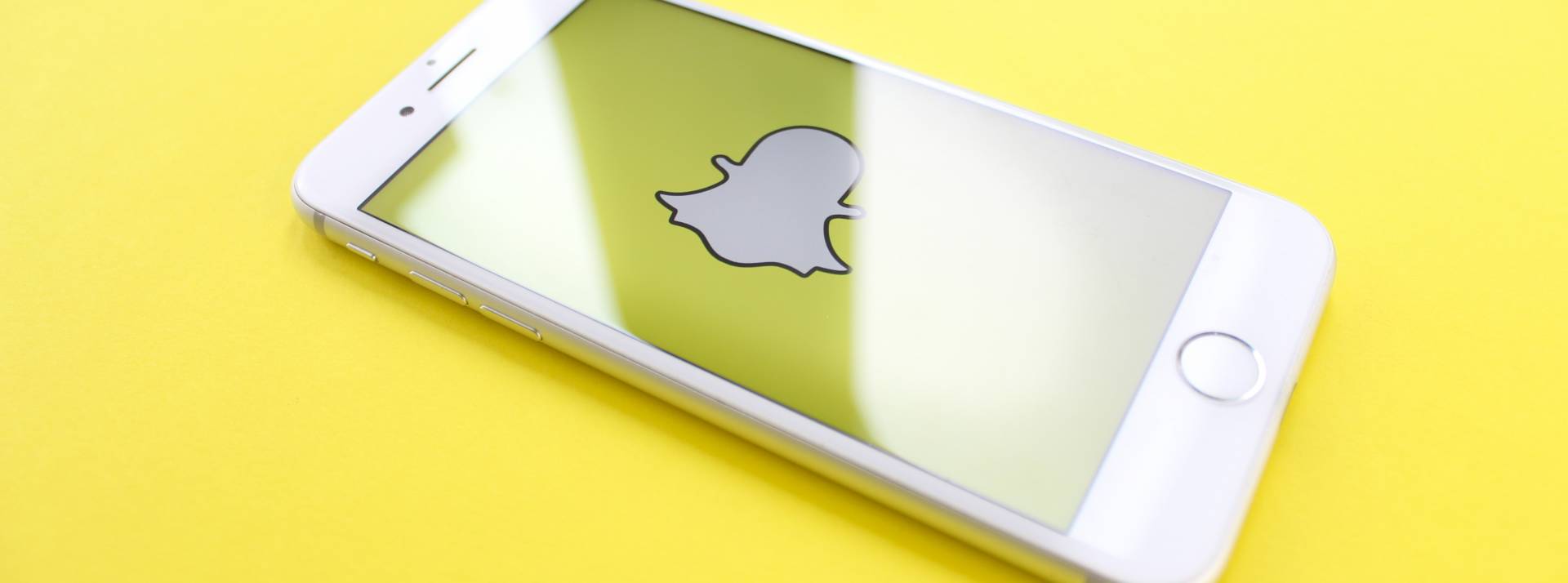 Snapchat lance en France son tout premier Portal Lens dans l’univers du luxe avec Gucci Smartphone avec le logo Snapchat au centre