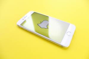 Smartphone avec le logo Snapchat au centre