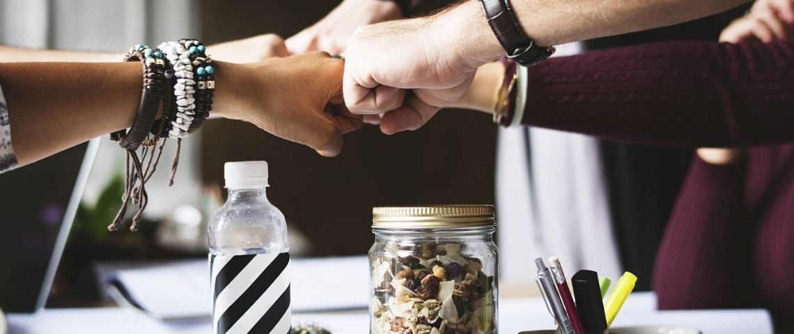 Visuel d'une équipe qui se joint les mains en signe de collaboration