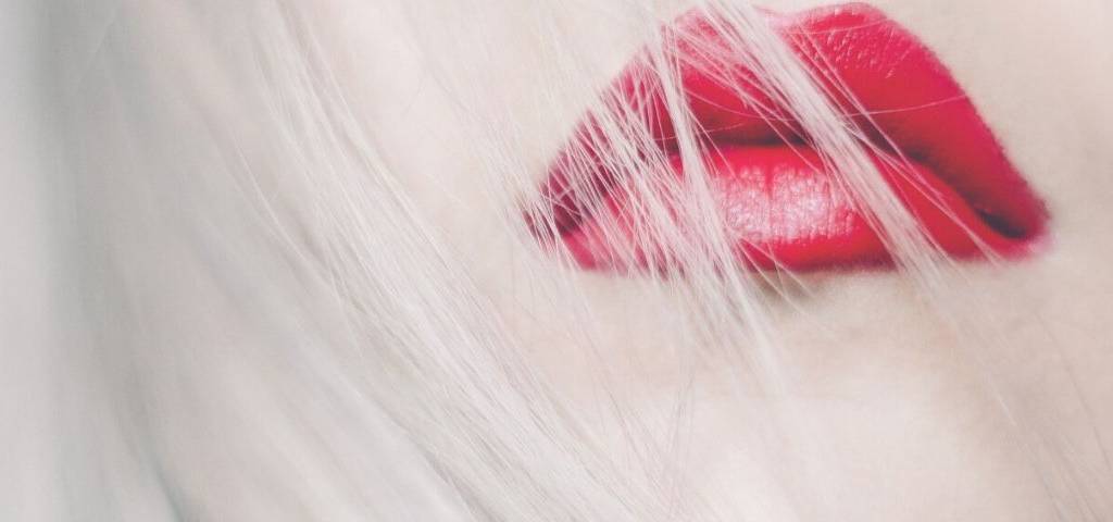 Bouche avec du rouge à lévre rouge