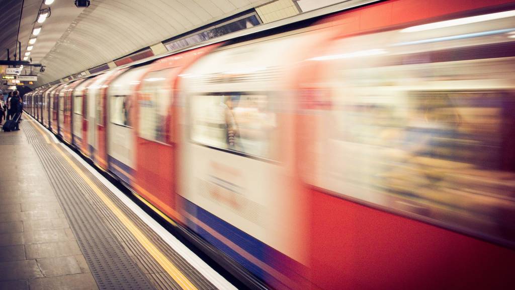 Photo d'un métro en pleine vitesse