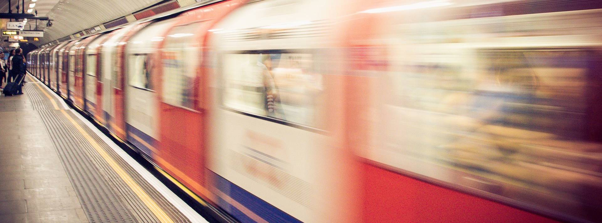 La RATP lance son accélérateur de start-up dédié aux nouvelles mobilités et à la smart city Photo d'un métro en pleine vitesse