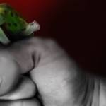 Homme etouffant une femme au creux de sa main