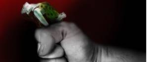 Homme etouffant une femme au creux de sa main