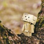 Petit bonhomme dans le creux d'un arbre réalisé avec des cartons Amazon