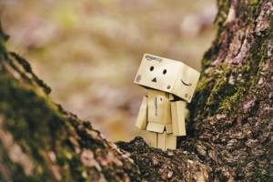 Petit bonhomme dans le creux d'un arbre réalisé avec des cartons Amazon