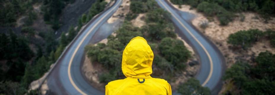 Visuel d'un homme regardant une route sinueuse