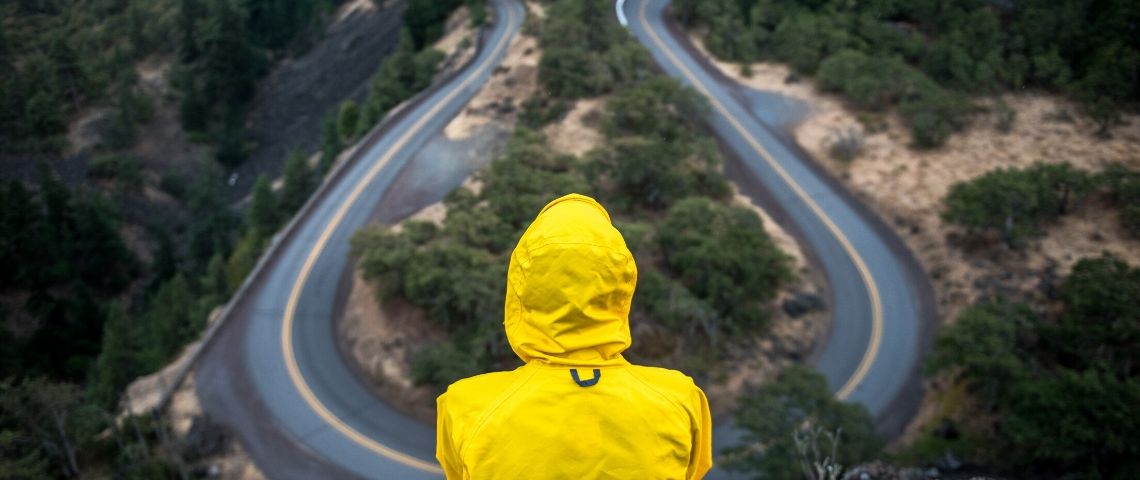 Le bitume végétal, un nouveau revêtement écologique Visuel d'un homme regardant une route sinueuse