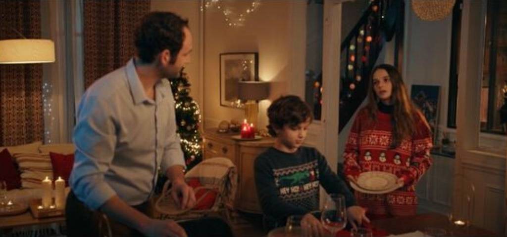 1 papa et 2 enfants, les enfants ont un pull de Noël tandis que le papa a mis une chemise