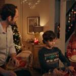 1 papa et 2 enfants, les enfants ont un pull de Noël tandis que le papa a mis une chemise