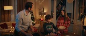 1 papa et 2 enfants, les enfants ont un pull de Noël tandis que le papa a mis une chemise