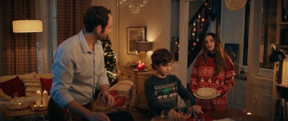 Gémo et Rosbeef! font les BG avec leurs jolis pulls de Noël 1 papa et 2 enfants, les enfants ont un pull de Noël tandis que le papa a mis une chemise
