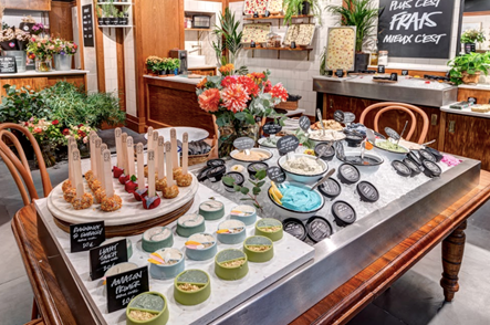 Table garnie de produits frais