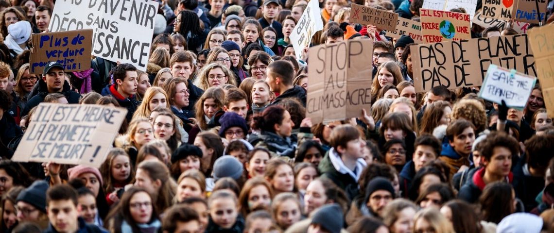 Le mouvement Youth For Climat France organise une journée de grève internationale à l'occasion du Block Friday Manifestation de jeunes