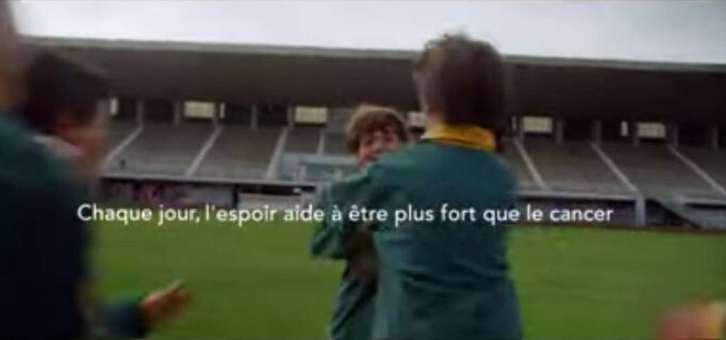 jeunes enfants jouant au rugby
