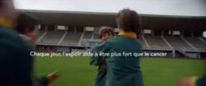 jeunes enfants jouant au rugby