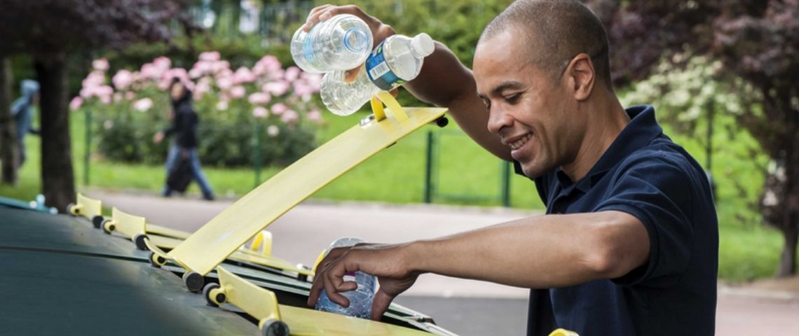 Pour sa saison 2, la saga manga #Masterbouteille de Citeoet84.Paris se décline en print et sur Snapchat Homme jetant des bouteilles plastiques dans une poubelle dédiée au recyclage