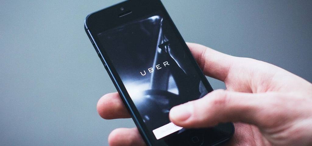 Photo d'un telephone avec Uber écrit sur l'écran