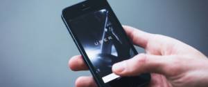 Photo d'un telephone avec Uber écrit sur l'écran