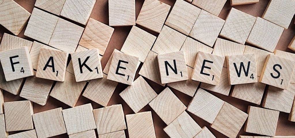 Mot fake news écrit avec des lettres comme dans le jeu de scrabble