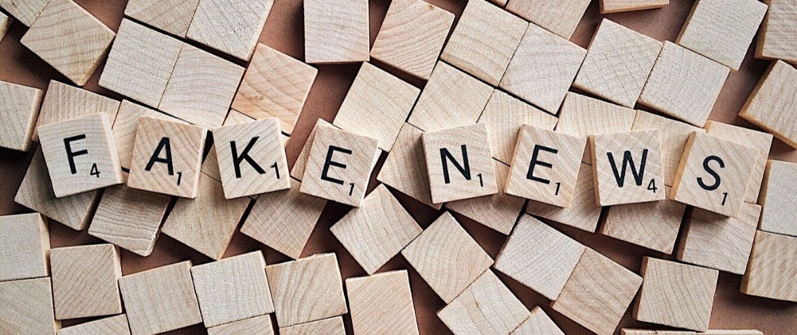 Mot fake news écrit avec des lettres comme dans le jeu de scrabble
