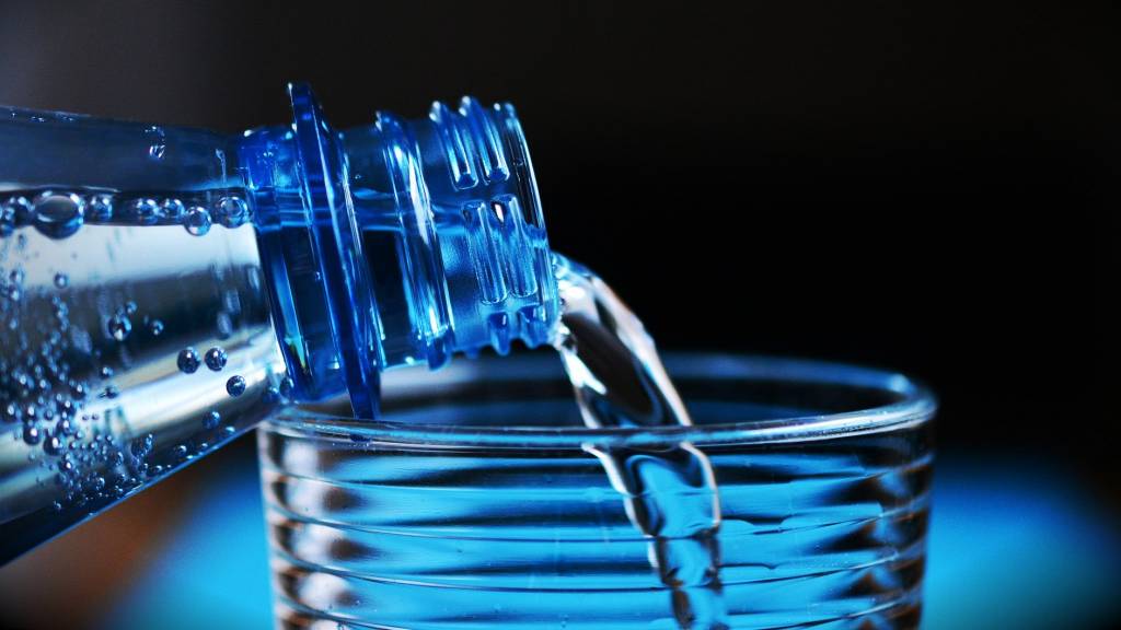 Eau versée dans un verre