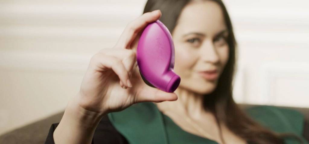 Femmes tenant un sextoy dans sa main