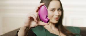 Femmes tenant un sextoy dans sa main